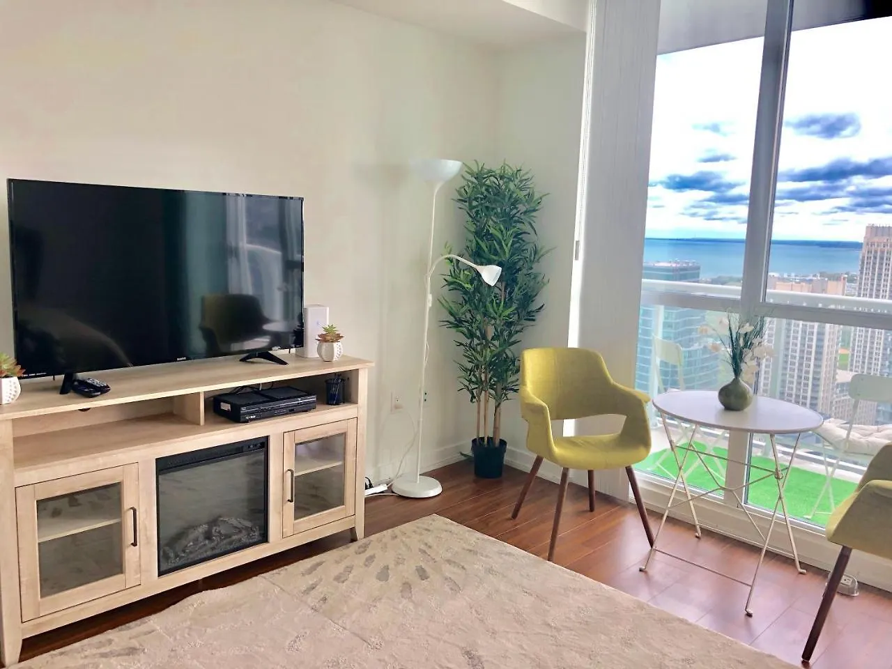 Simply Comfort. Amazing Downtown Apartments Toronto